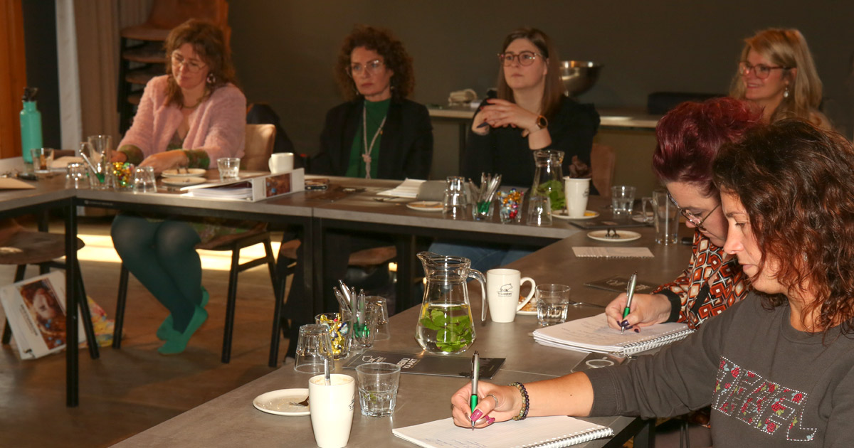 Een groep cursisten tijdens de laatste lesdag van 2024 van de Hybride Masteropleiding De Haarvriendelijke Kapper.